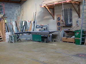 Intérieur de l'atelier de Lagier Bâtiment, machine pour travailler le bois